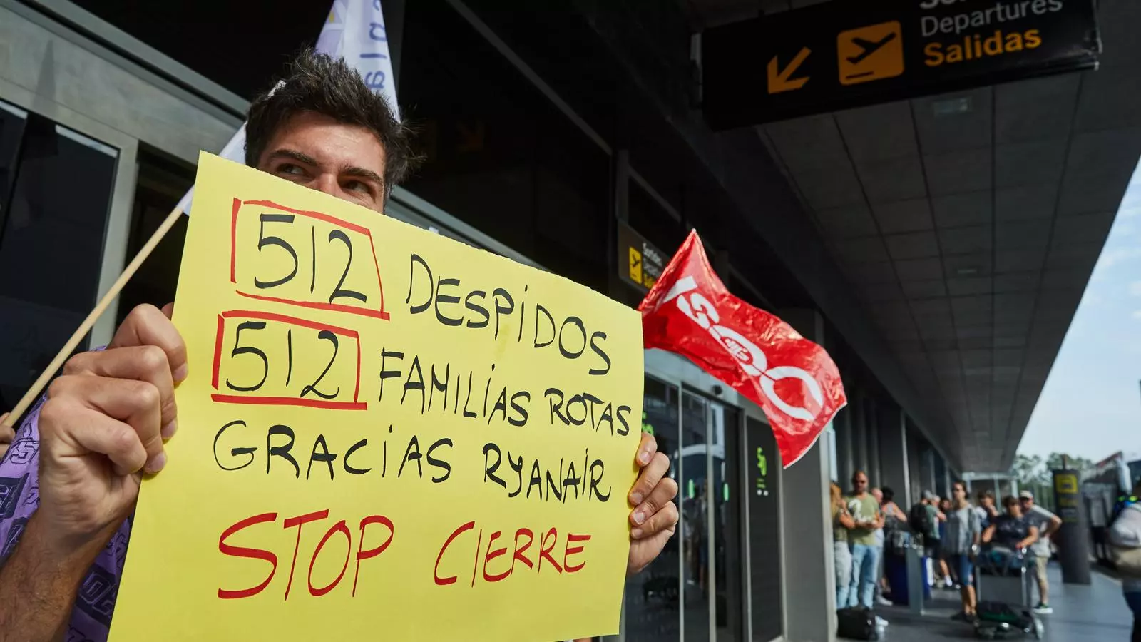 Els treballadors de Ryanair han decretat deu dies de vaga al setembre per protestar pels acomiadaments previstos amb els tancaments de les bases