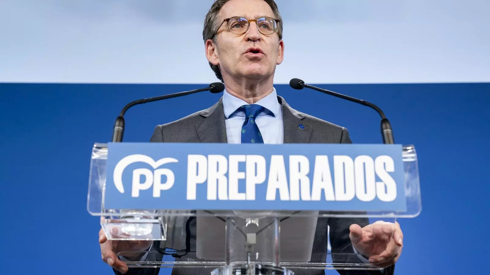 El president de la Xunta de Galícia, Alberto Núñez Feijóo, compareix a la seu nacional del PP per lliurar els avals necessaris per formalitzar la seva candidatura, al carrer Gènova, a 9 de març de 2022, a Madrid