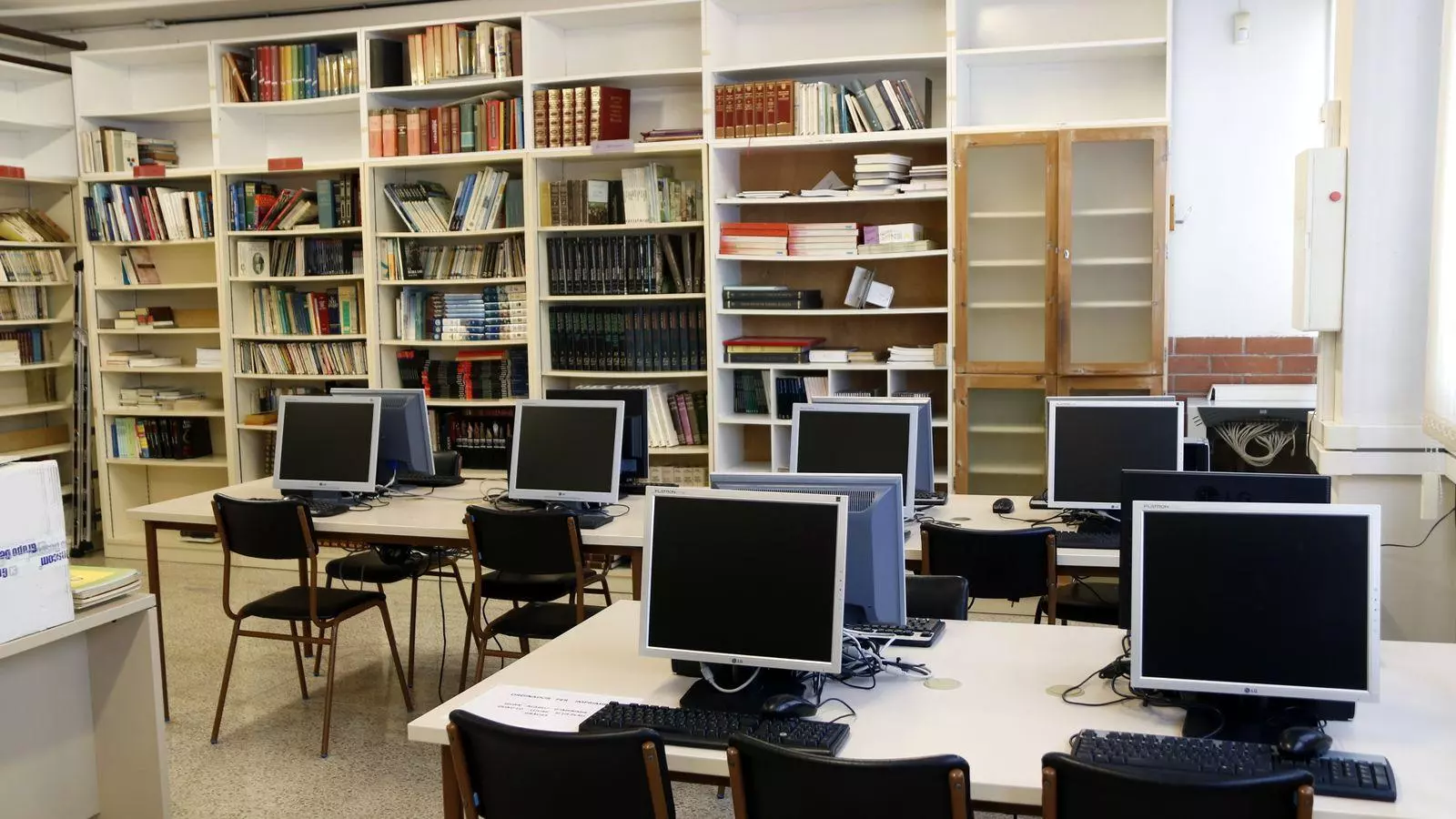 Els ordinadors de la biblioteca d'un institut de Tarragona