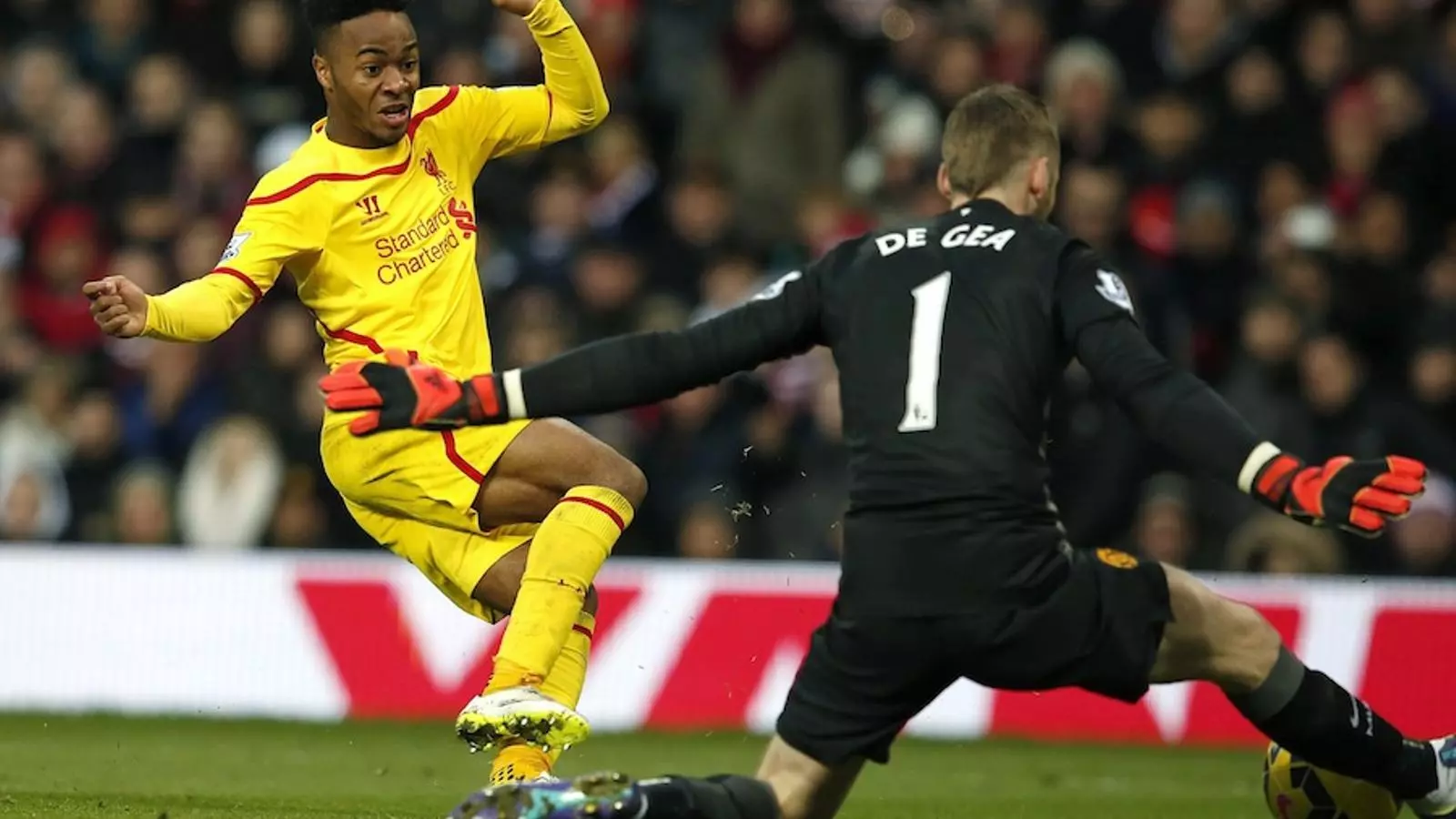 De Gea atura la rematada de Raheem Sterling / PHIL NOBLE / REUTERS