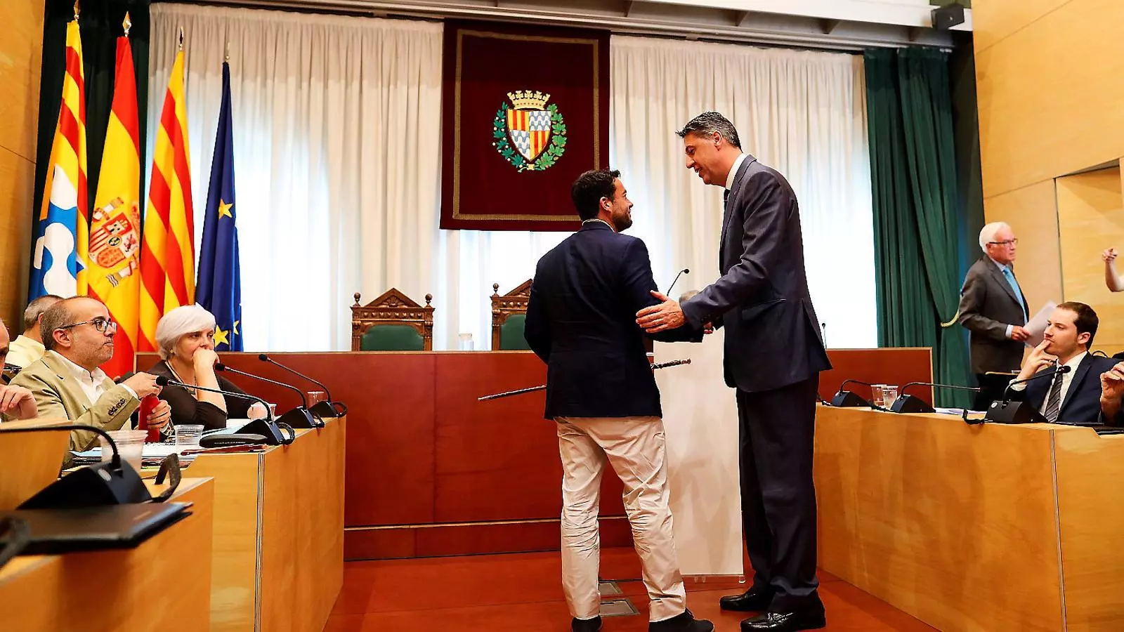 Xavier García Albiol felicitant ahir el nou alcalde de Badalona, Àlex Pastor, després que aconseguís la investidura.