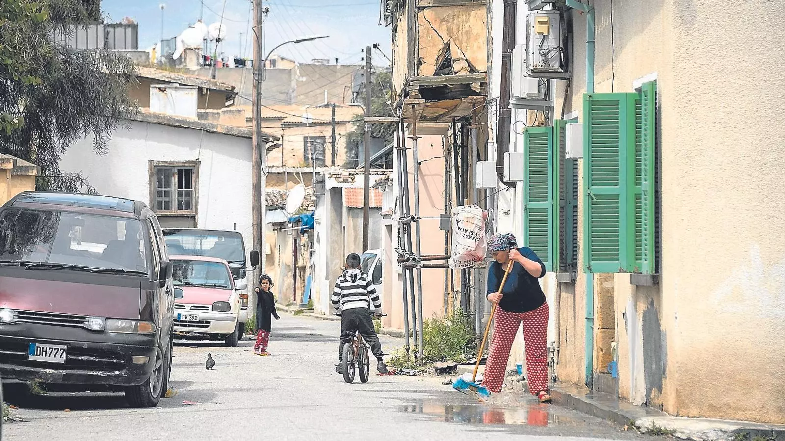 Una dona fregant el carrer a Nicòsia, la capital de Xipre