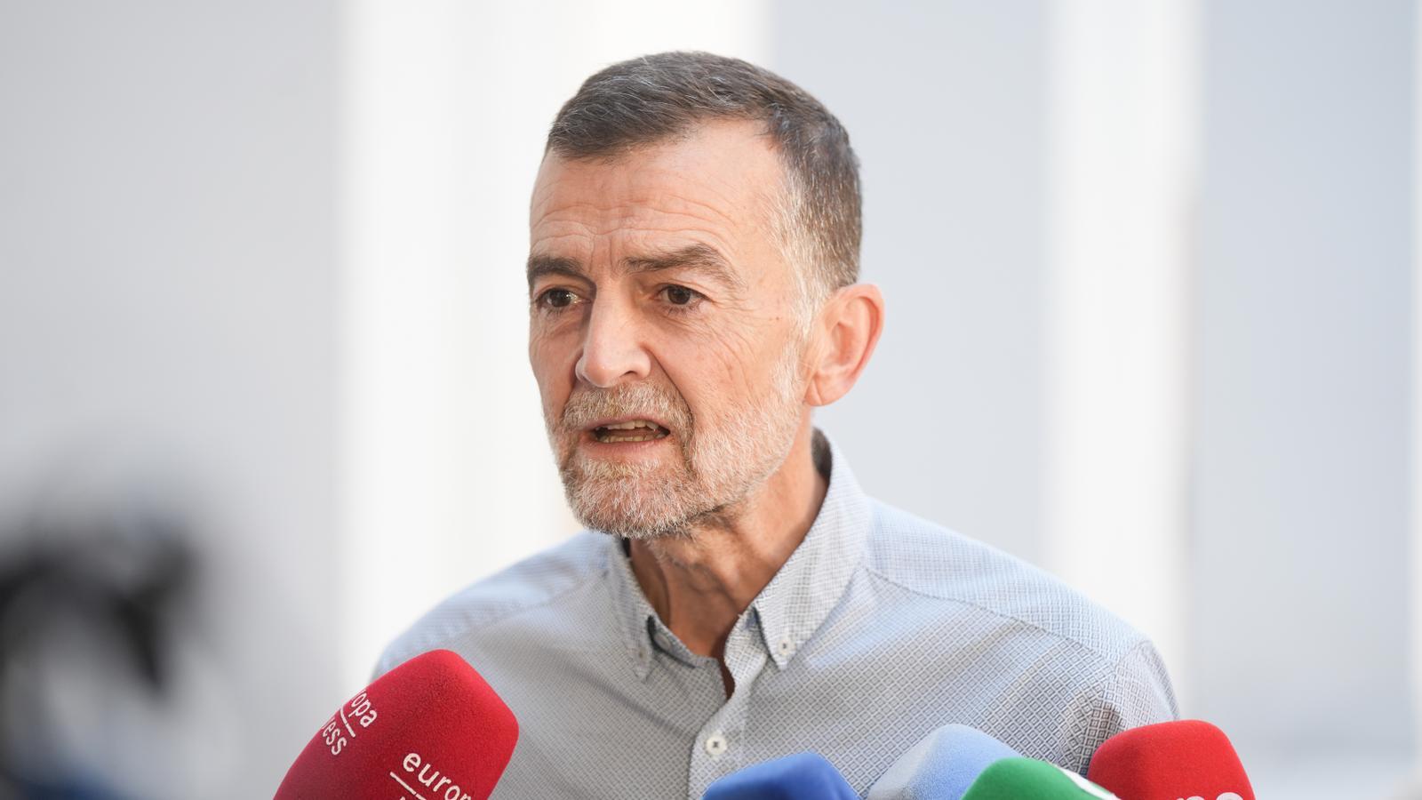 Antonio Maíllo, atendiendo a los medios