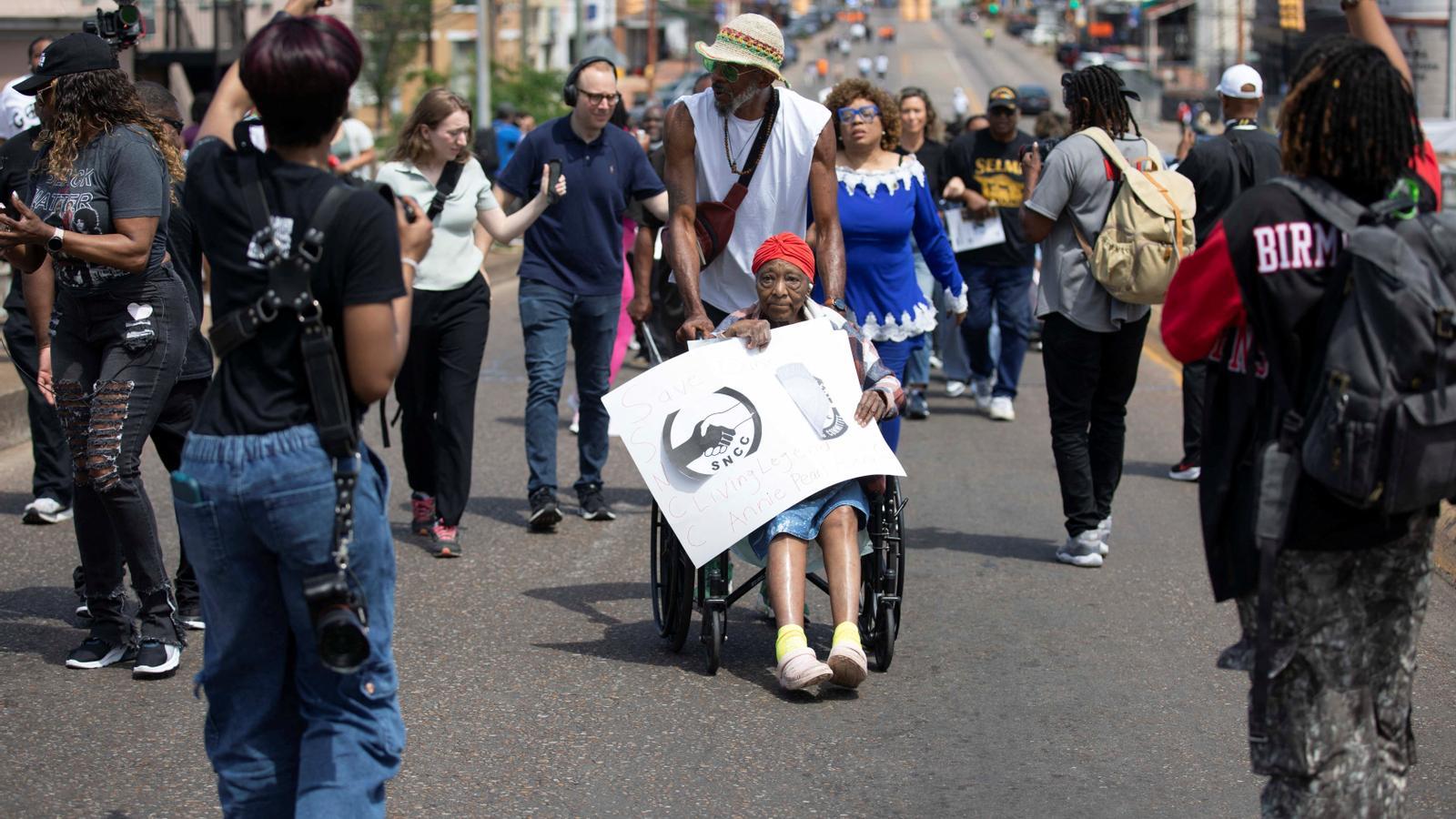 Marcha a través del puente Edmund Pettus en Selma (Alabama) durante el Día Nacional de Acción, el 16 de mayo.