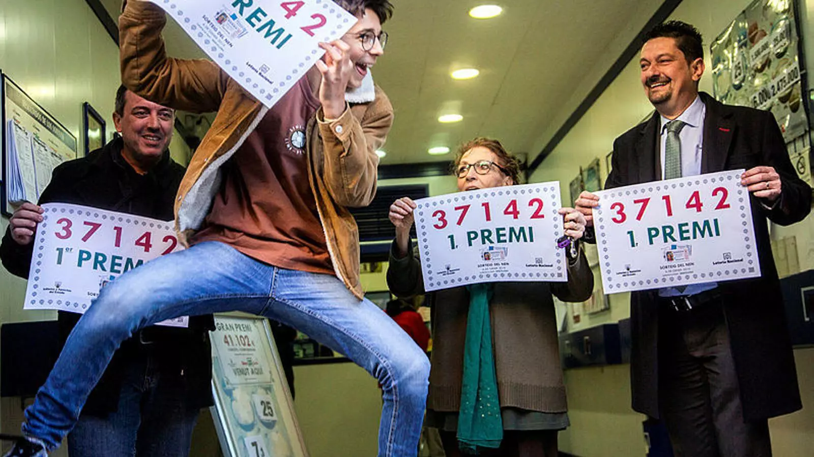 El primer premi de la Loteria del Nen cau a Barcelona a l'administració de Travessera de Gràcia 244. En Cosmin, de 15 anys, va comprar un número