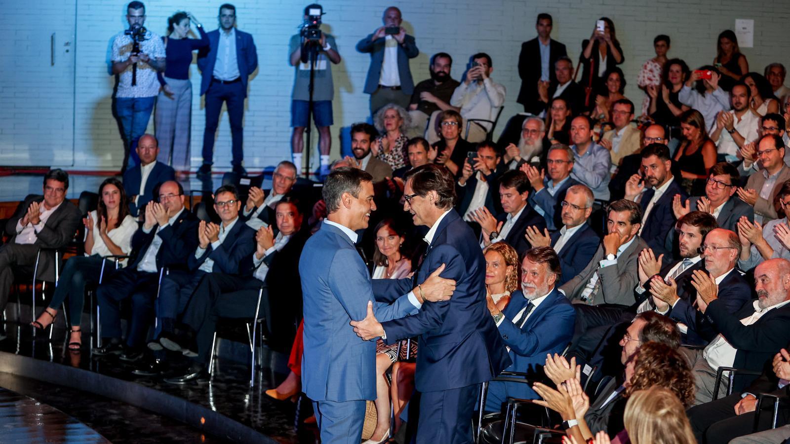 Pedro Sánchez y Salvador Illa en la presentación del libro del exministro.