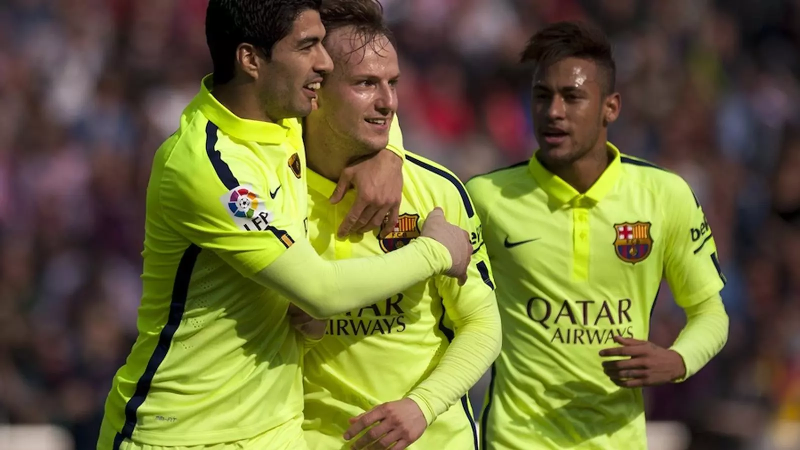 Luis Suárez felicita Ivan Rakitic / AFP PHOTO