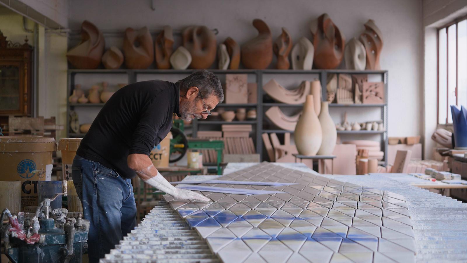 Toni Cumella enamelling some of the pieces of the interior of the Torre de Jesús