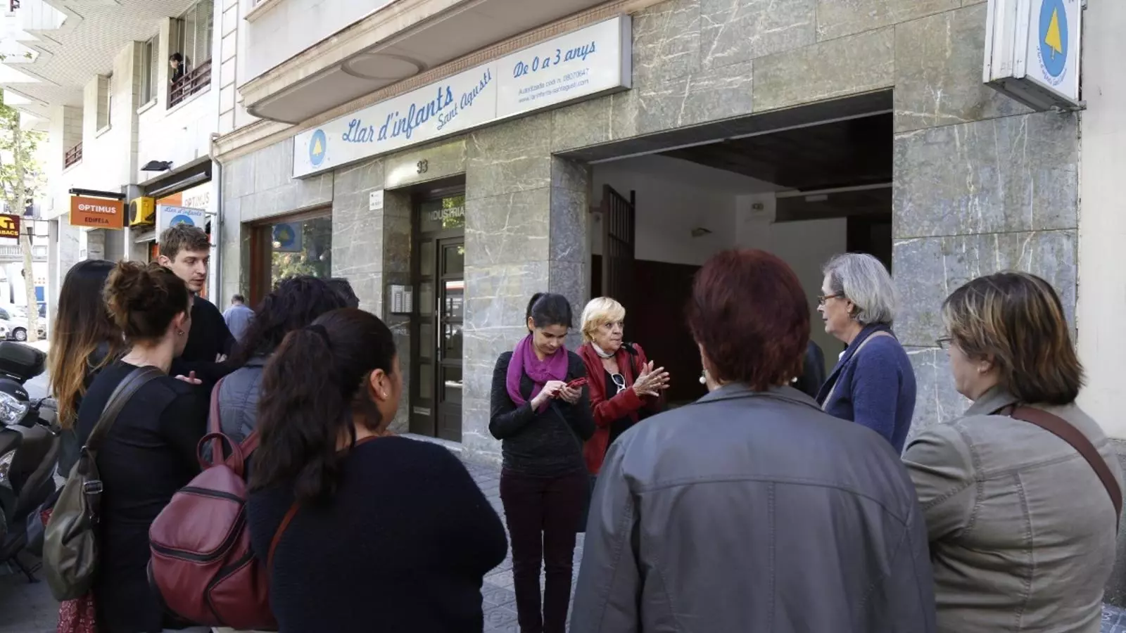 Els pares a la porta de la llar d'infants a l'hora de la sortida dels seus fills / FRANCESC MELCION