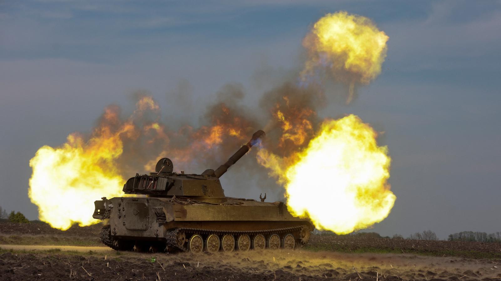 Ukrainian troops firing at a tank in Kharkiv