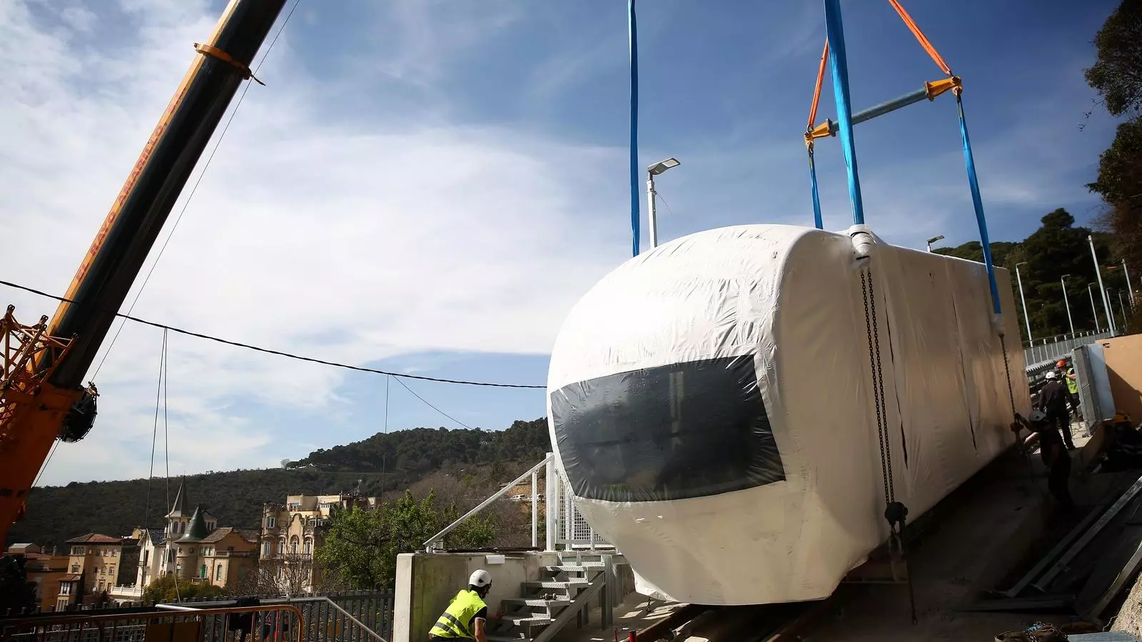 Moment de la col·locació del primer dels vagons de la Cuca de Llum