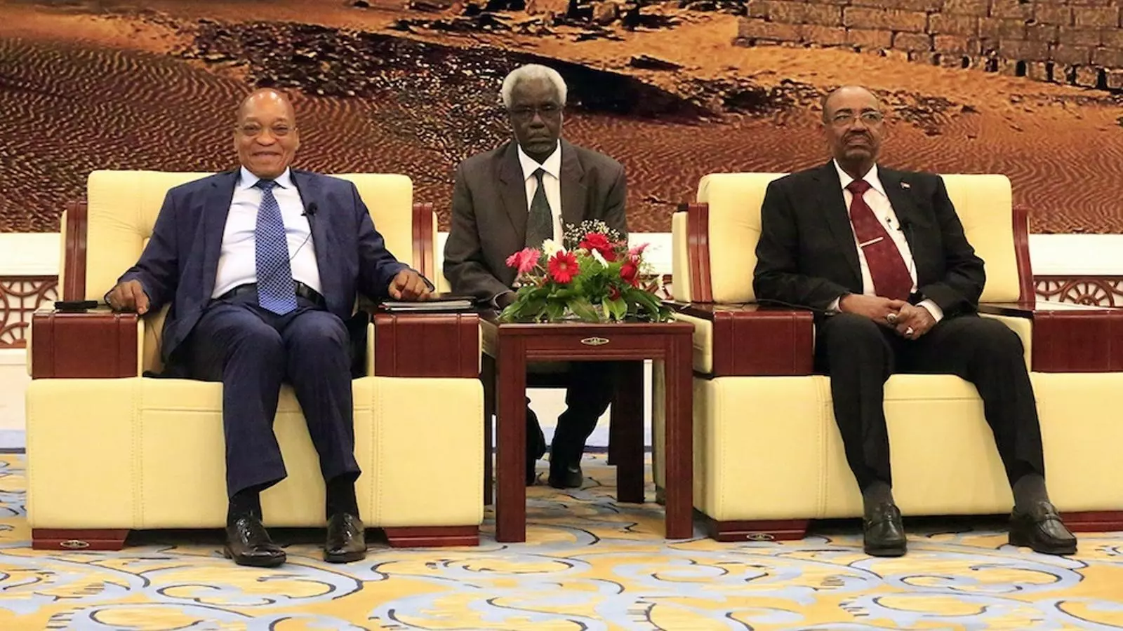 El president Zuma, a l'esquerra, somriu en una recepció oficial que Al-Baixir, a la dreta, a la capital sudanesa.