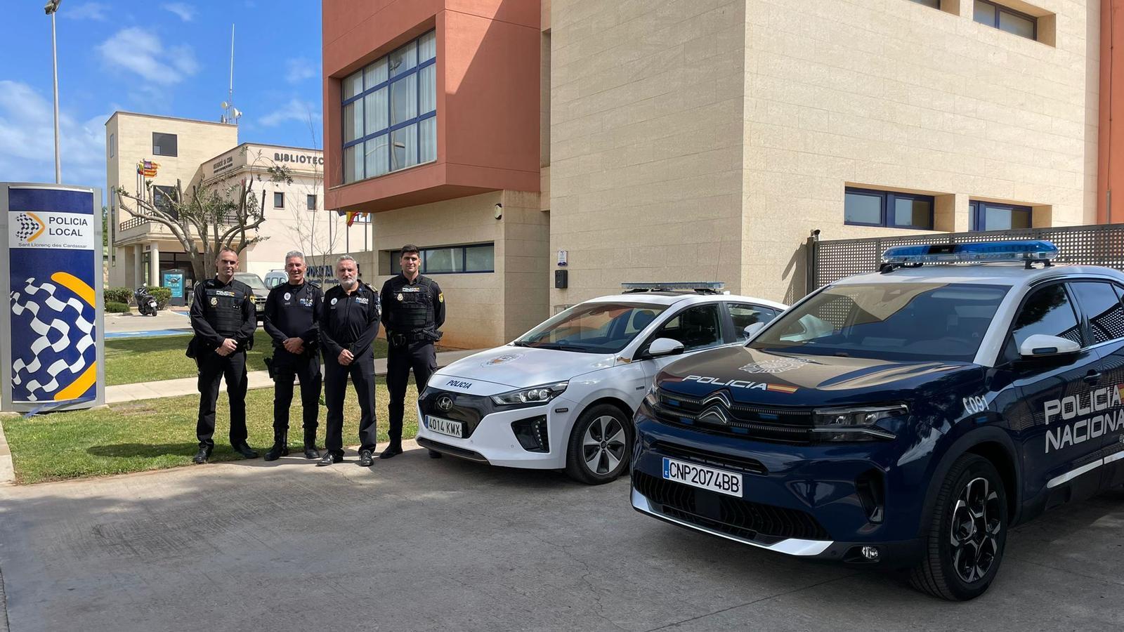 Agents de la Policia Nacional y la Local a Sant Llorenç.
