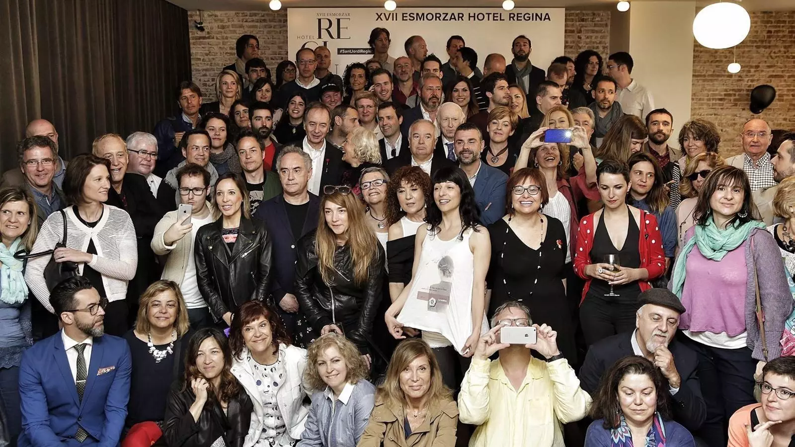 “Que teniu cap llibre, per casualitat?”