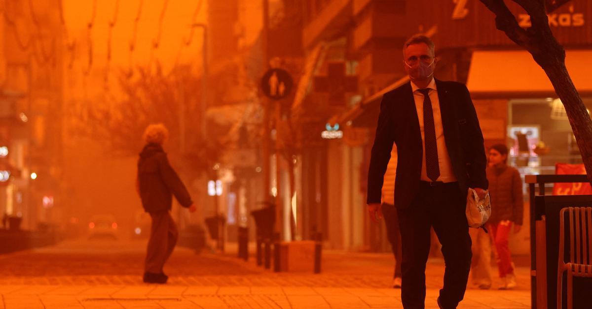 L'illa de Creta es tenyeix de taronja, inundada de pols sahariana

Una massa de pols procedent del nord d’Àfrica redueix la visibilitat, altera el transport i obliga a activar avisos sanitaris a l’illa grega