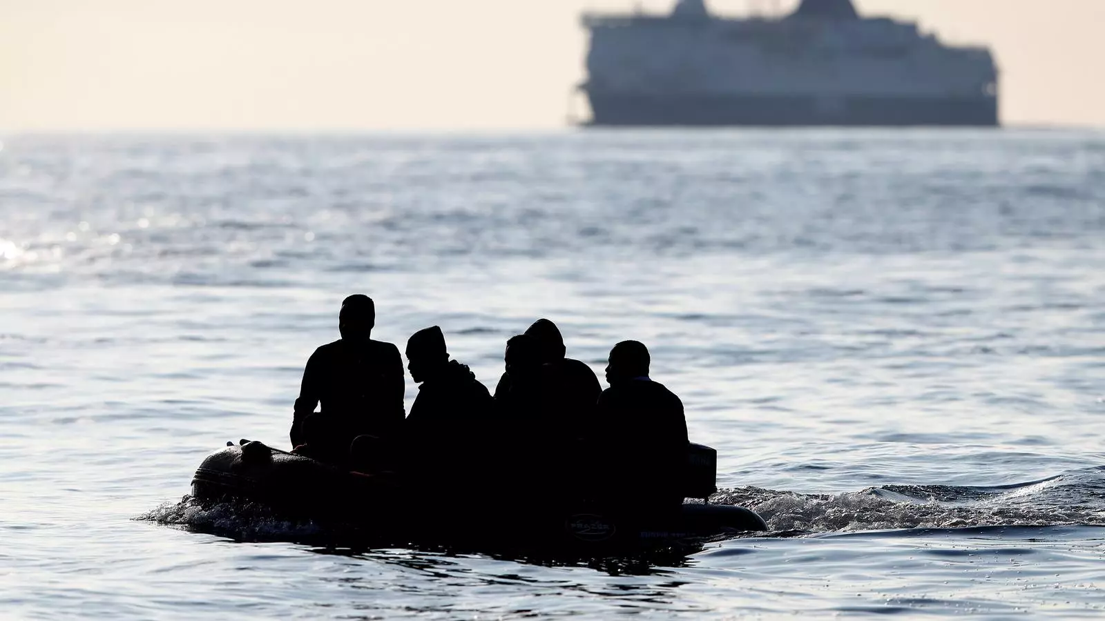 Un grup de migrants que deien que venien des de Darfour, al Sudan, van arribar ahir al Regne Unit en un bot inflable, dessembarcant a les costes de Dover
