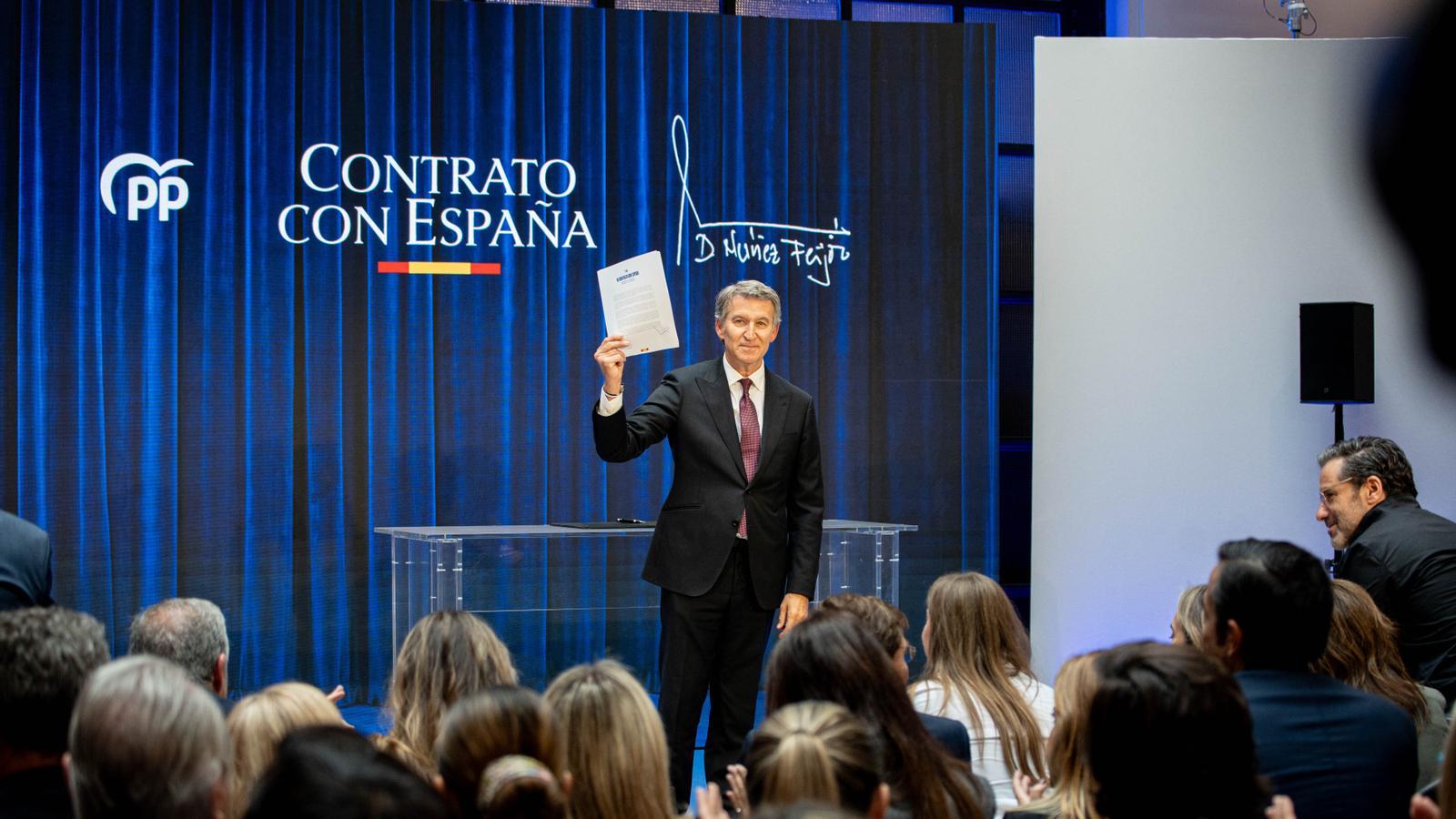 El líder del PP, Alberto Núñez Feijóo, después de firmar su "contrato con España".