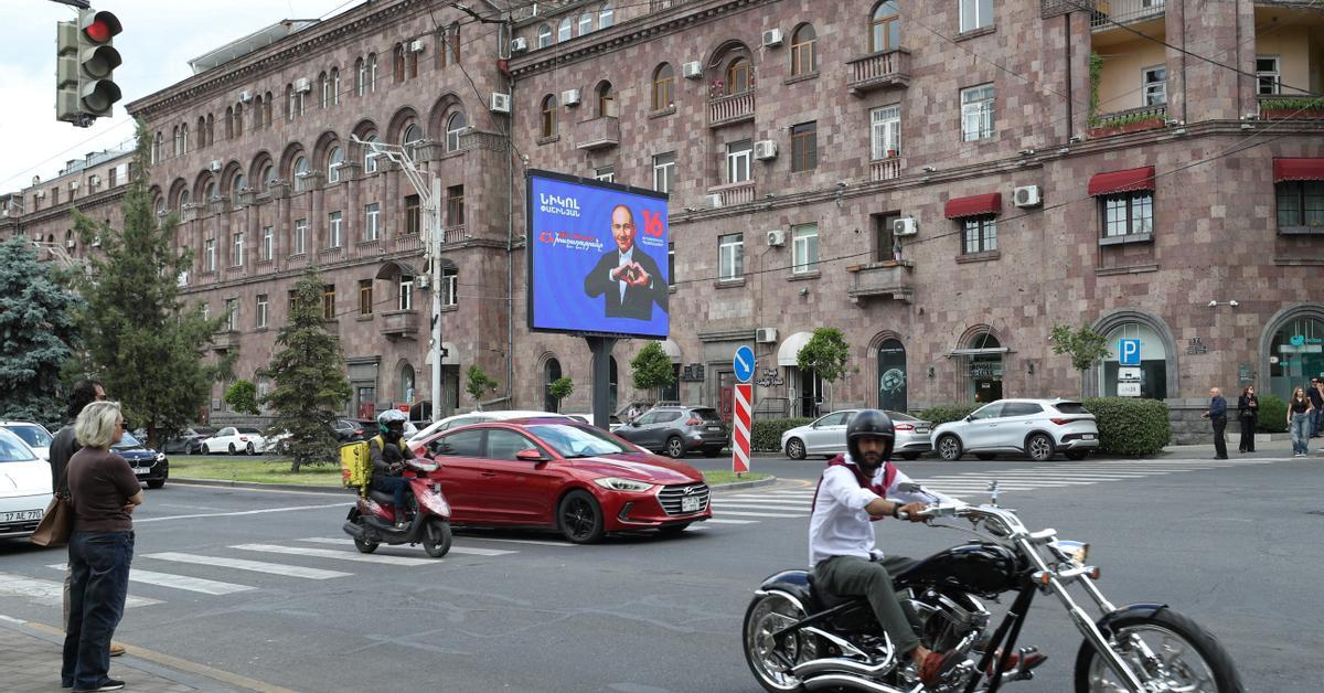 “No gosis dir que jo vaig rendir el Karabakh!”, cridava fa unes setmanes el primer ministre d’Armènia, Nikol Pashinyan, a una refugiada d’aquest territori amb qui va pos...