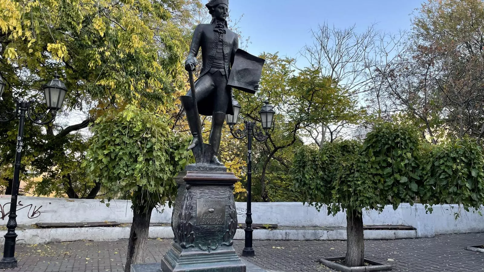 El monument a Josep de Ribas, a l’inici del carrer que porta el seu nom a Odessa.