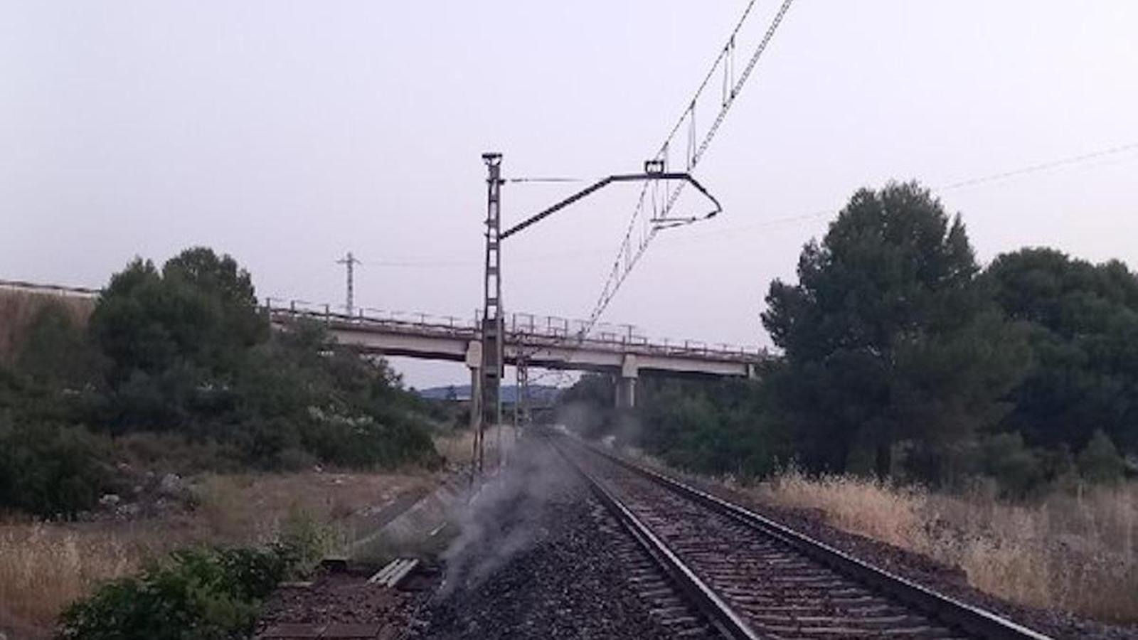 Un incendio al lado de la vía corta la R13.