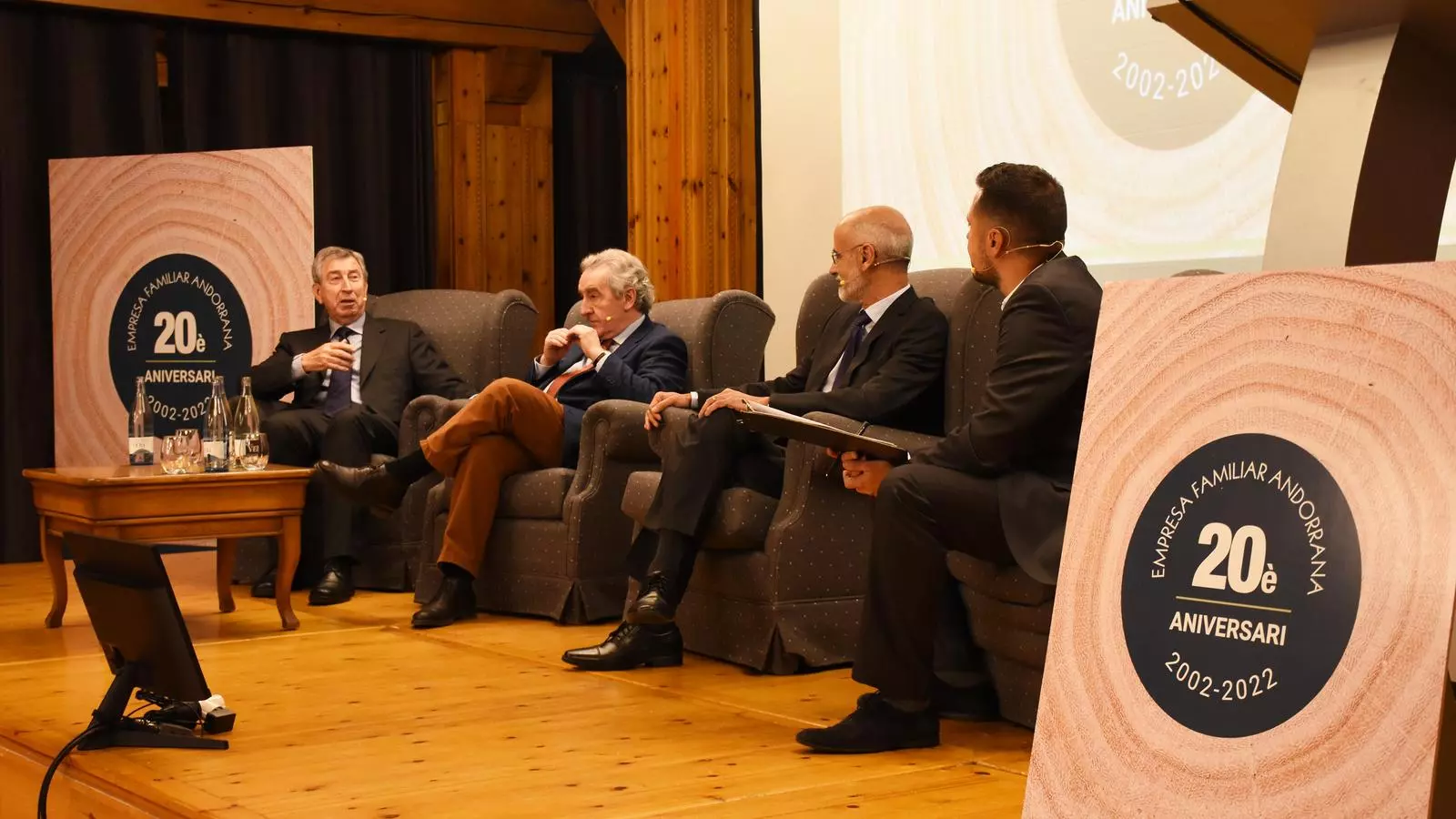 La taula rodona 'Balanç polític d'aquests 20 anys i reptes de futur', a càrrec dels excaps de Govern Albert Pintat, Jaume Bartumeu i Toni Martí.