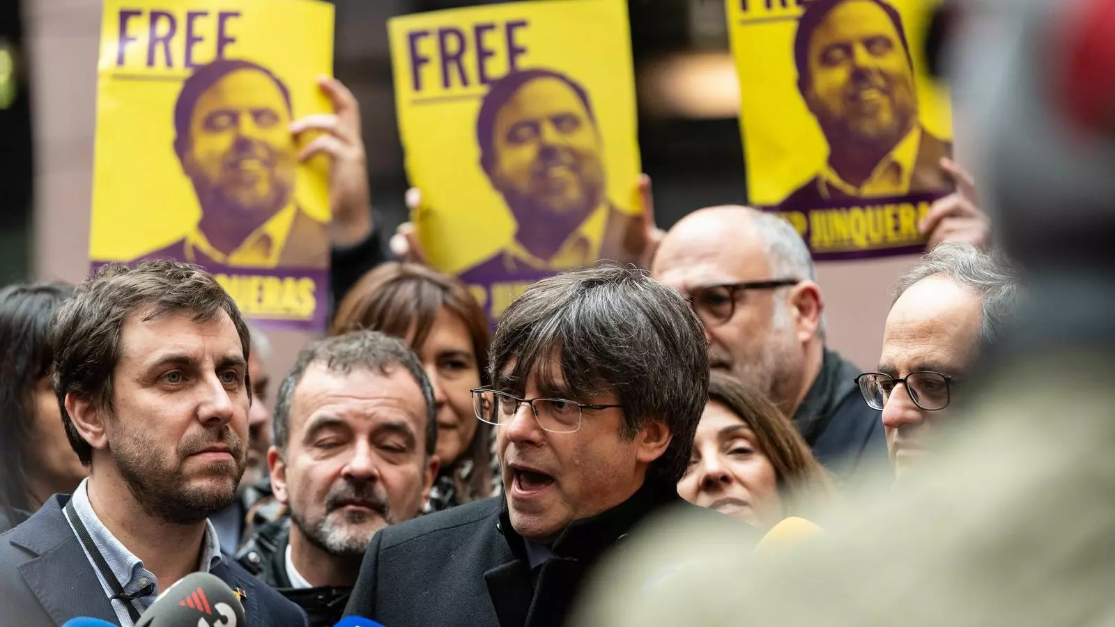 Carles Puigdemont Carles Puigdemont (C) parla amb els periodistes abans de la seva primera sessió plenària com a membres del Parlament Europeu a Estrasburg