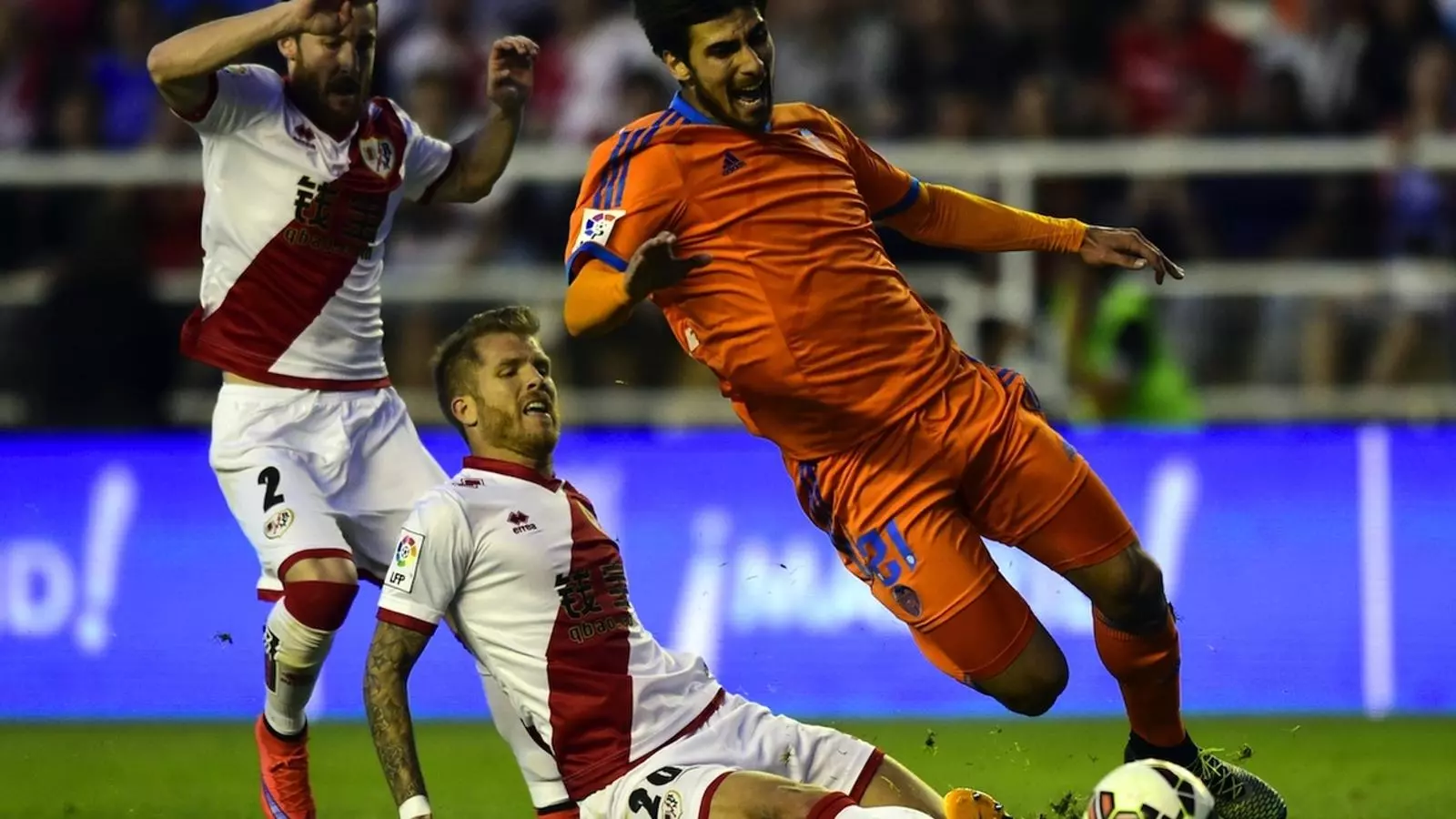 Jorge Morcillo (Rayo Vallecano) ha vist la vermella directa per aquesta falta sobre André Gomes (València), sent l'últim home / JAVIER SORIANO / AFP