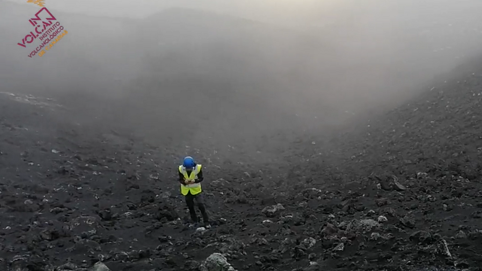 Científics de l'institut Involcan, prenent mostres dels gasos emesos per l'erupció de La Palma