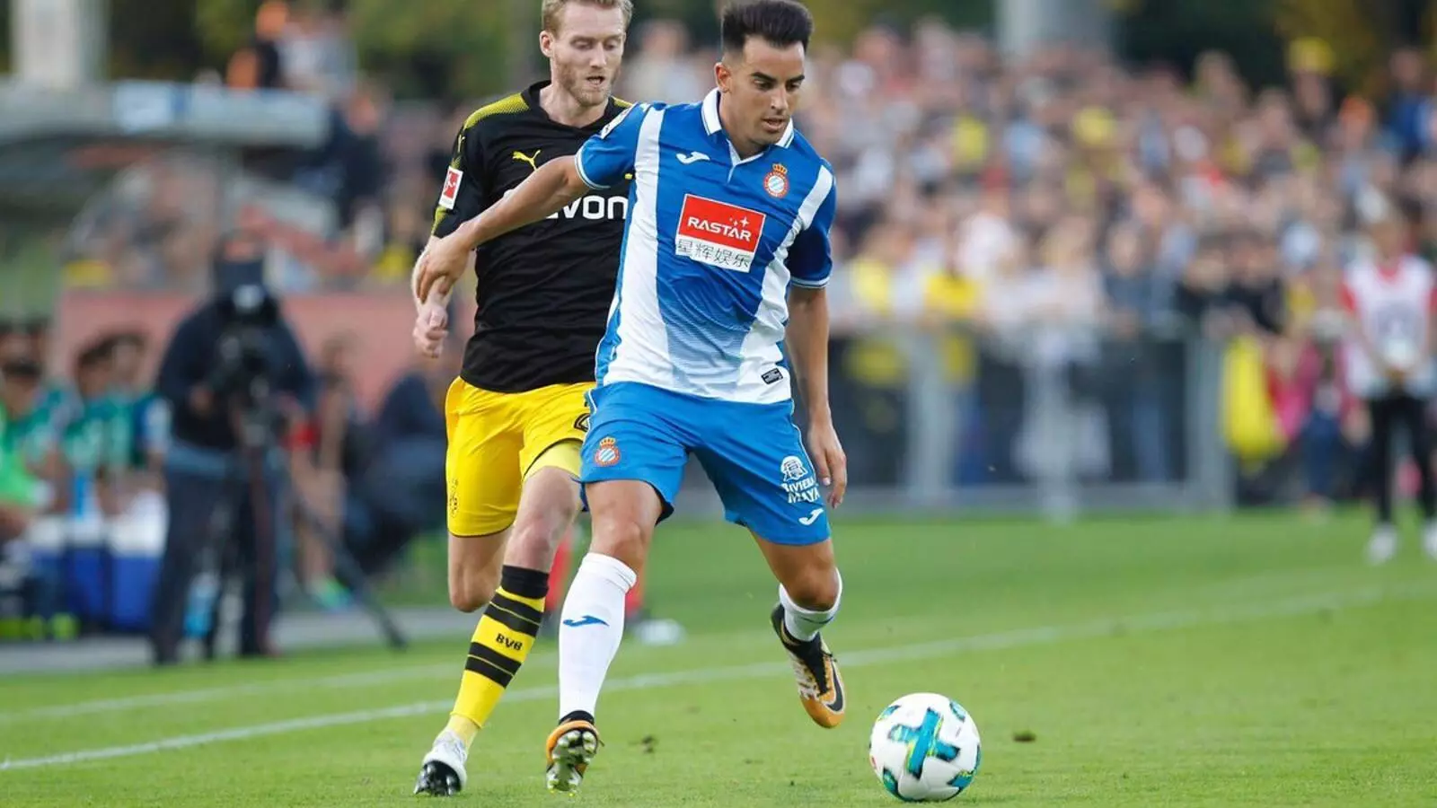 Jurado controla la pilota davant la pressió de Schürrle