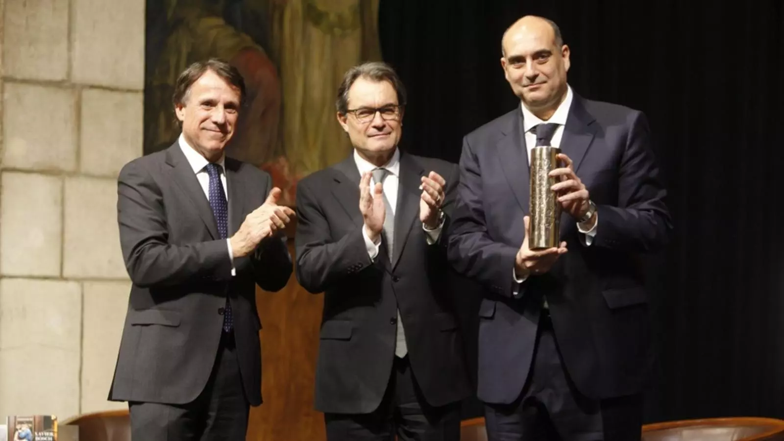 Josep Crehueras, Artur Mas i Xavier Bosch, amb el Premi Ramon Llull / CELIA ATSET