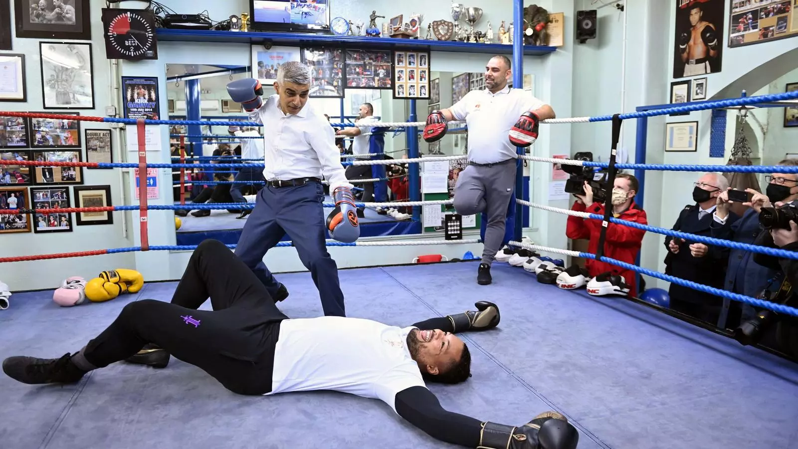 Sadiq Khan, alcalde de Londres, en un acte de campanya aquest dimarts, noquejant al boxejador Joe Joyce, al club de Boxa d'Earsfield