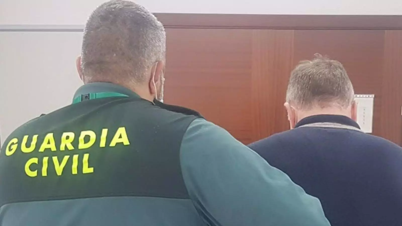 Un guàrdia civil amb l'home detingut.