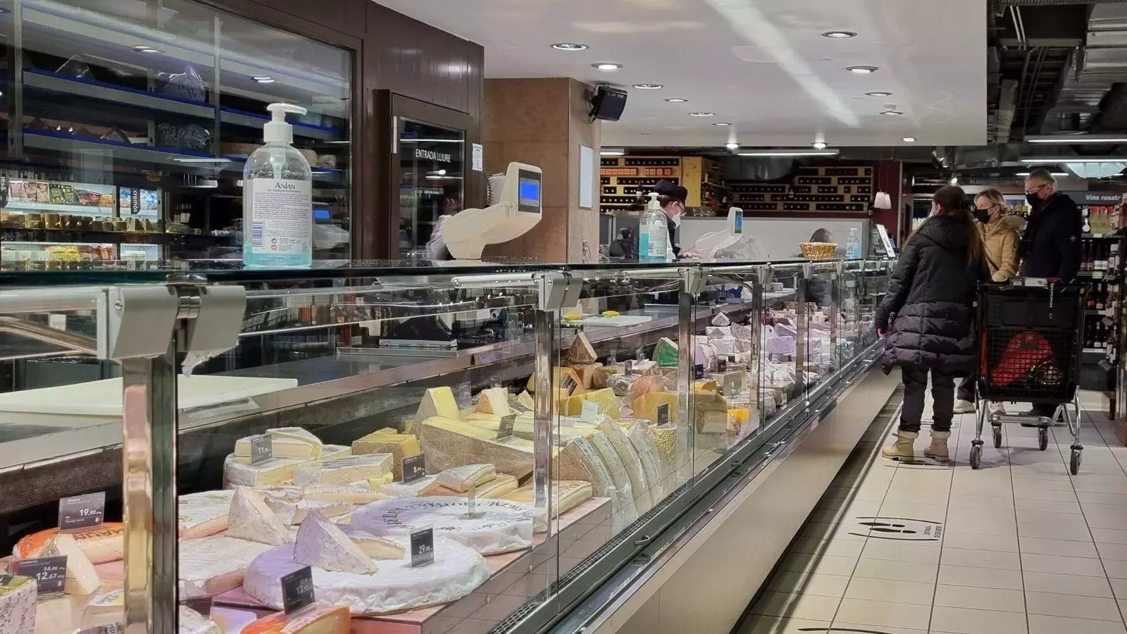 La secció de formatges d'un supermercat.