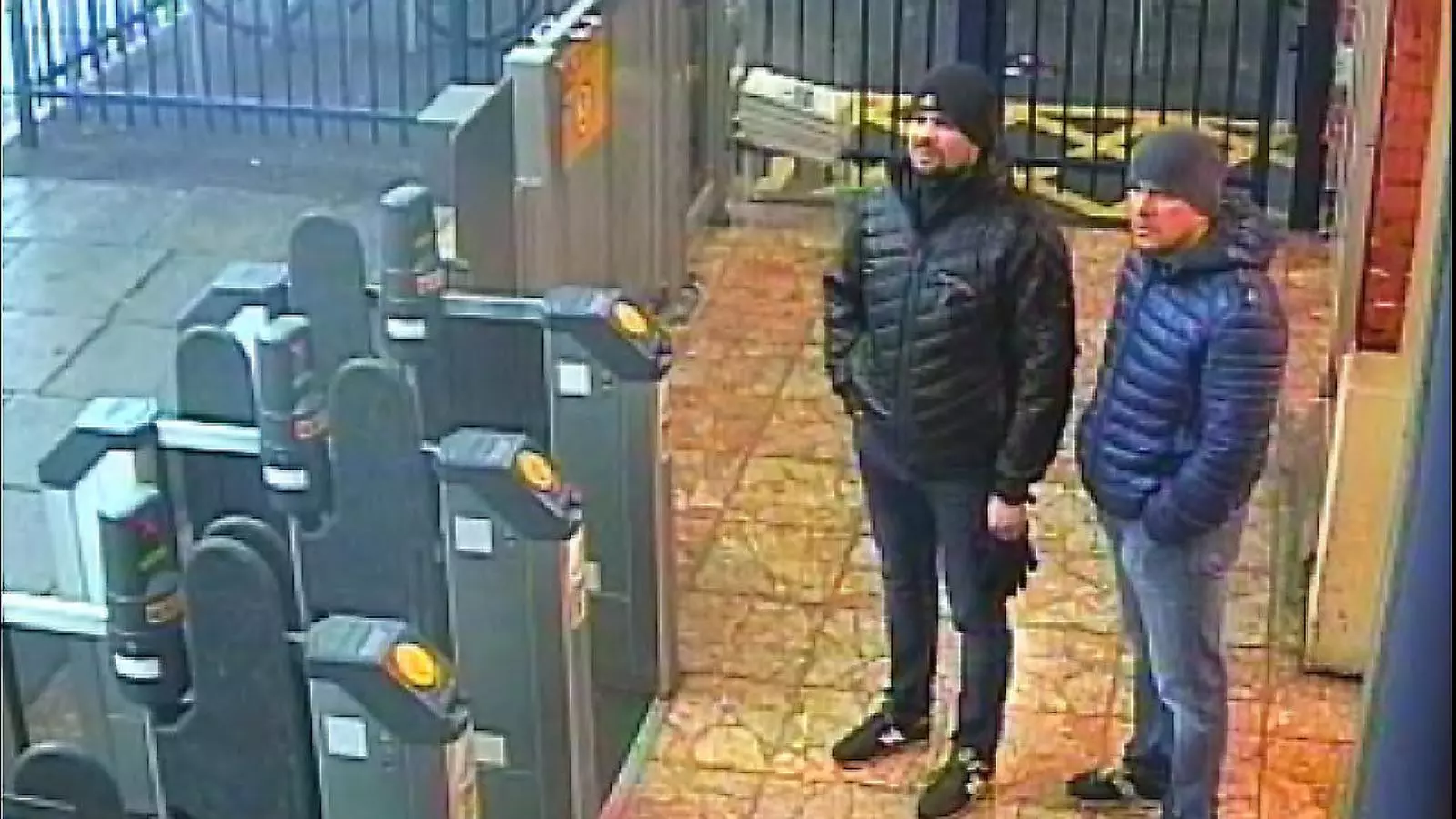 Els dos sospitosos, Aleksandr Petrov i Ruslan Boixirov, el dissabte 3 de març a la tarda a l’entrada de l’estació de tren de la ciutat de Salisbury.