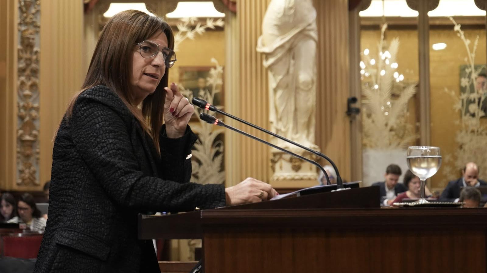 Manuela Cañadas en el pleno del Parlamento.