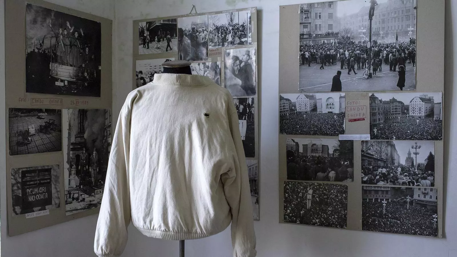 Un jersei amb un impacte de bala al Memorial de la Revolució, a Timisoara. Un dels objectes personals exposats de les persones que es van alçar contra el règim