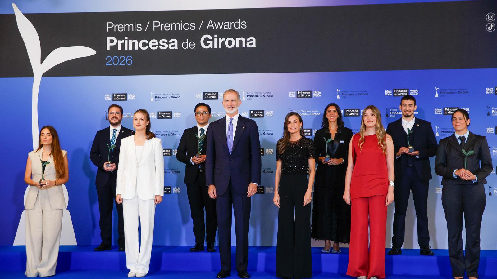 Los reyes españoles, la princesa y la infanta, con los galardonados por los Premios Princesa de Girona.