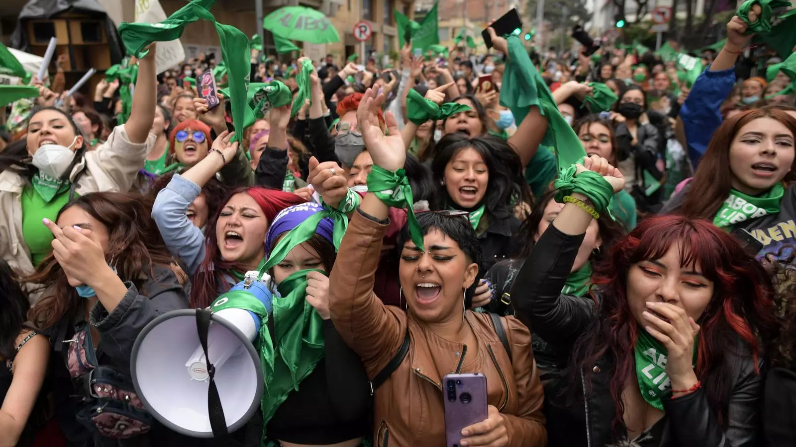 Activistes en defensa de la despenalització de l'avortament a Colòmbia celebren la decisió del Tribunal Constitucional a Bogotà.