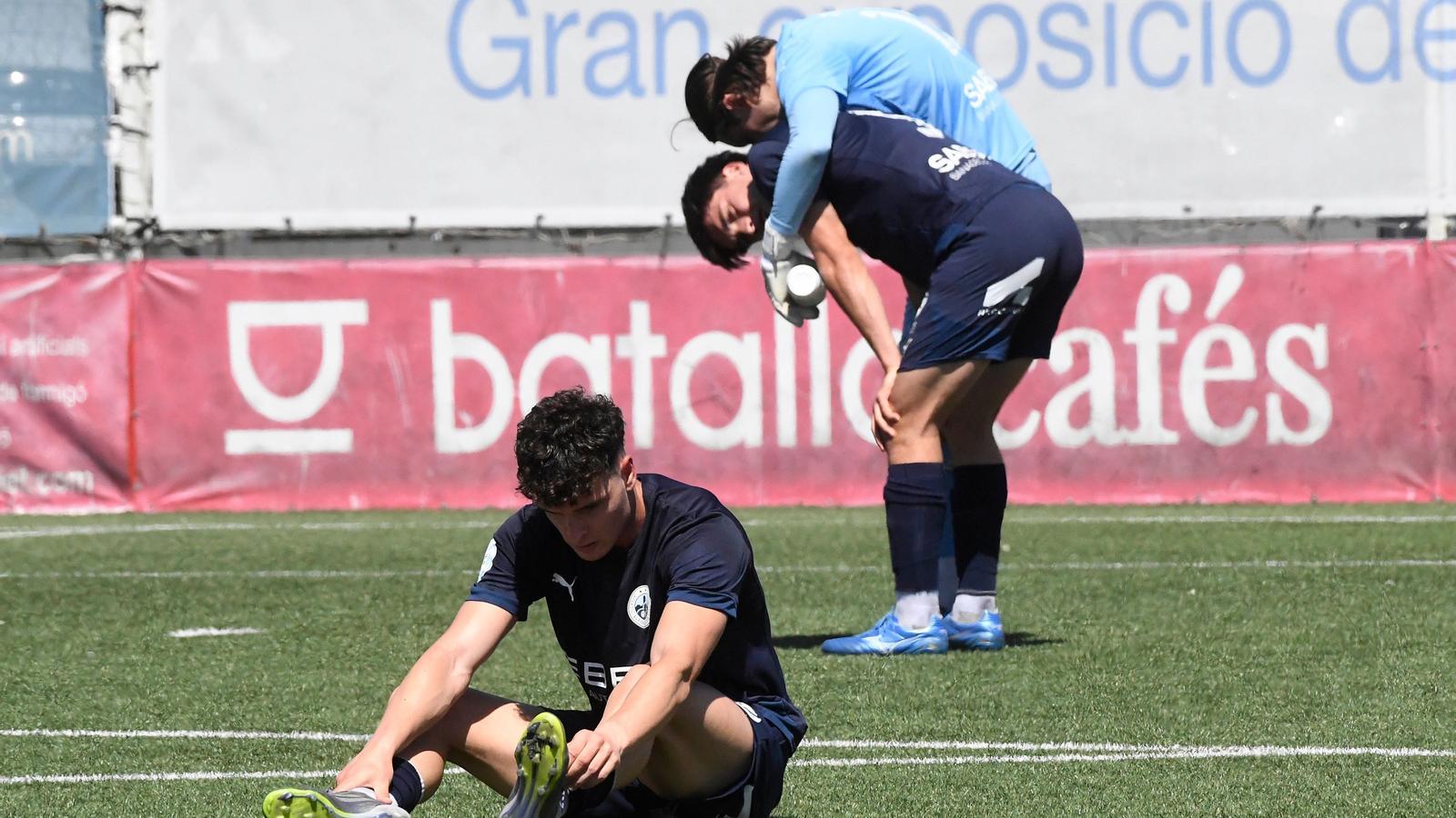 Jugadores del Atlètic Lleida, abatidos después de una de las derrotas de esta temporada.
