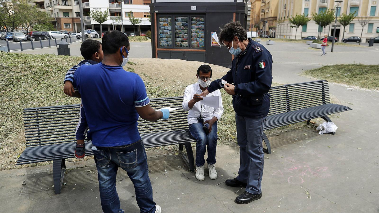 Policies fent controls de les mesures de confinament al barri romà de Prati.