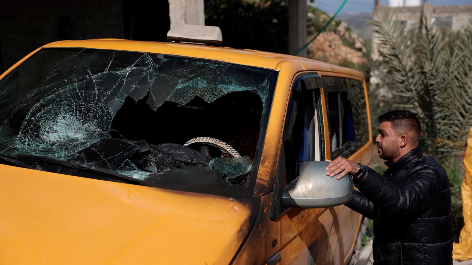 Un dels cotxes cremats pels colons en un poble prop de Jenín aquest diumenge.