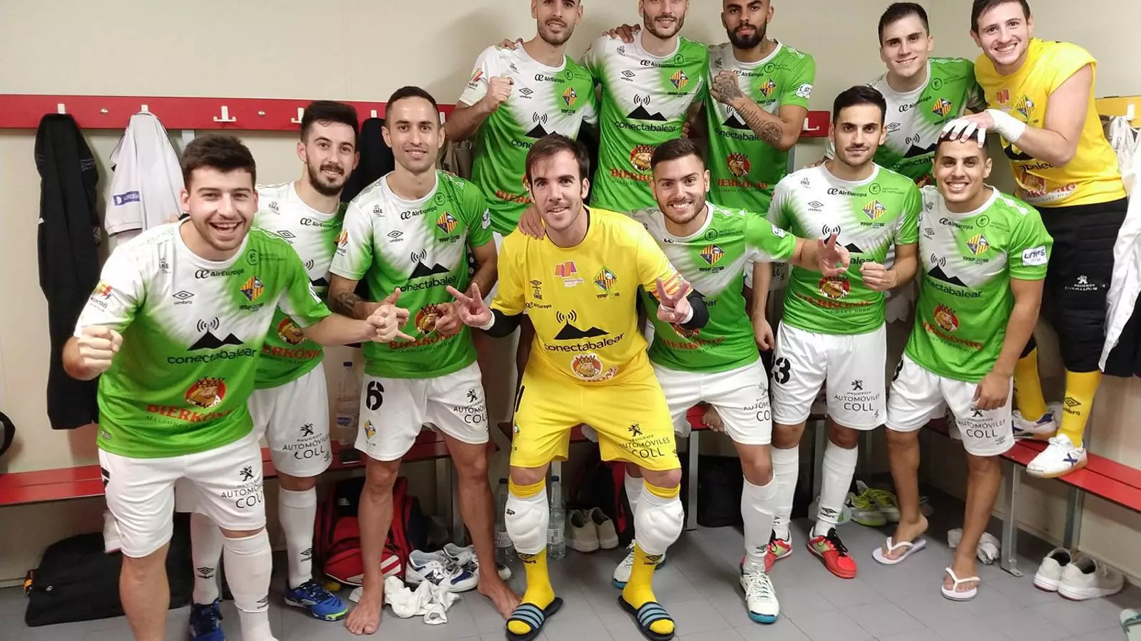 L’equip celebrant la victòria.