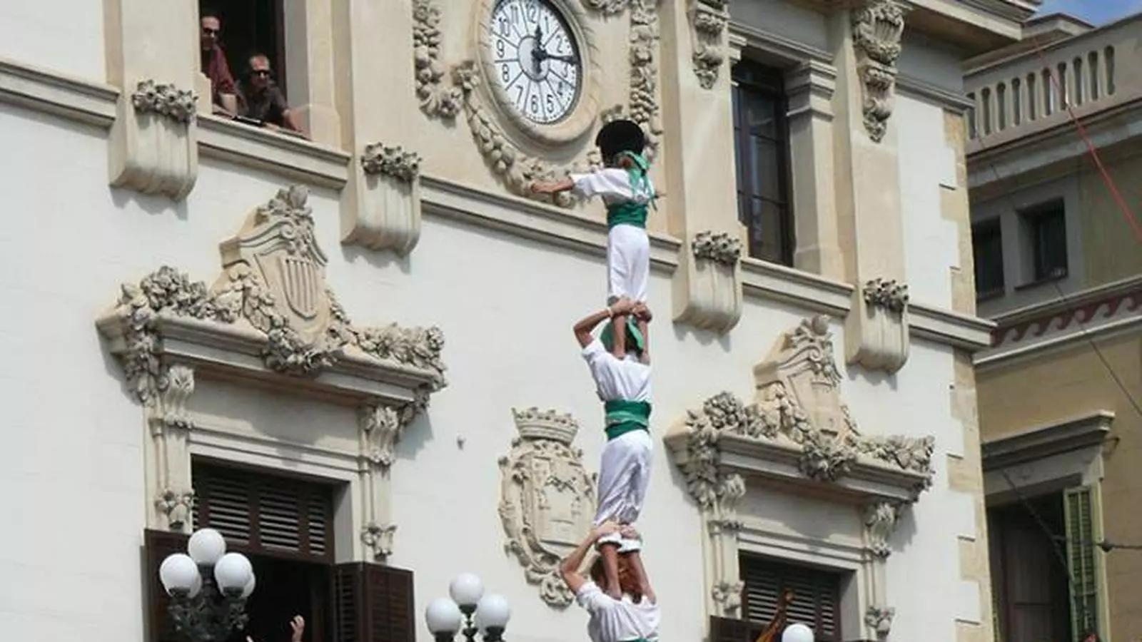 Pilr de sis per sota dels Falcons de Vilafranca a la sortida d'ofici de Festa Major. Calafell Valo / FESTA MAJOR DE VILAFRANCA
