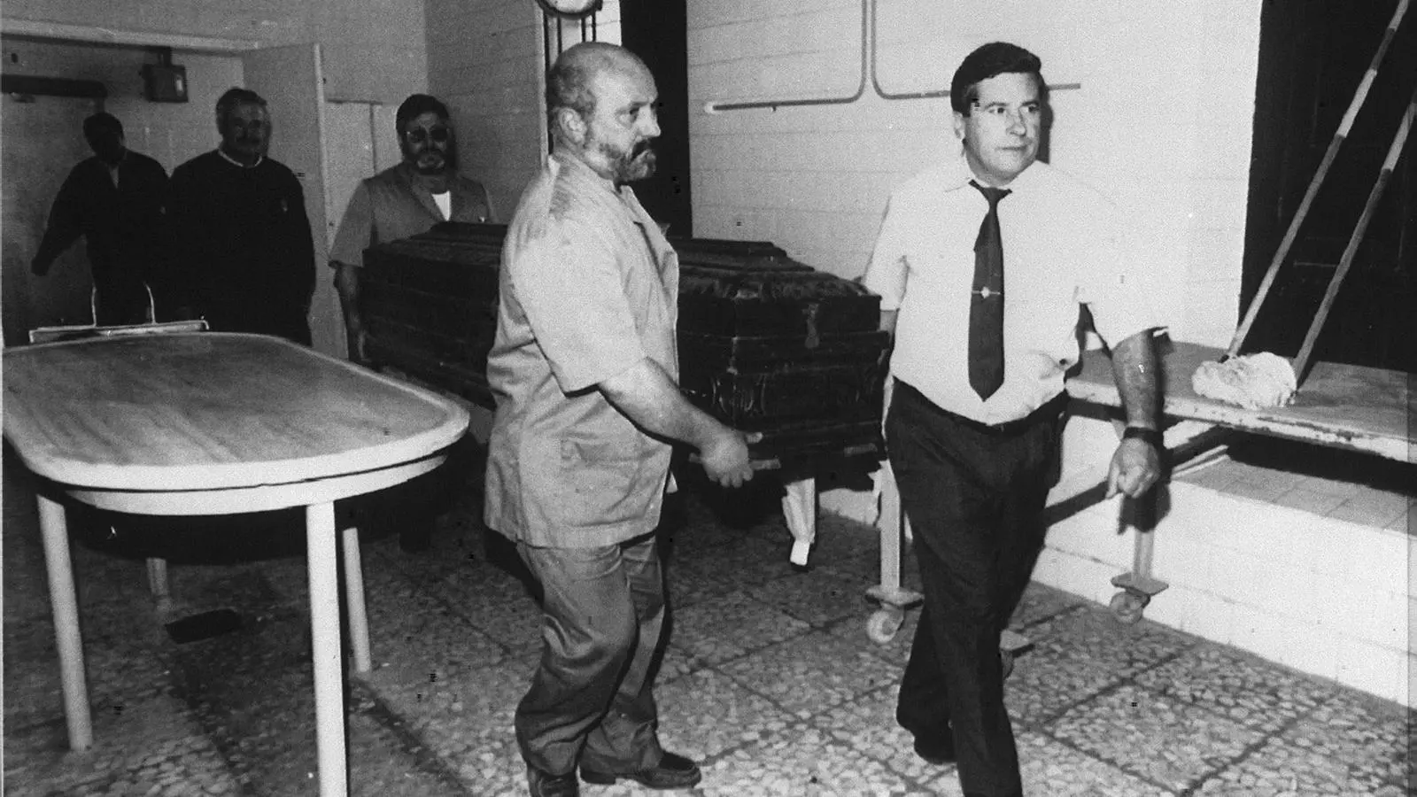 Un féretre amb les presumptes restes mortals de Jose Antonio Lasa, son traslladats a l’Institut Nacional de Toxicologia amb los de Jose Ignacio Zabala, per a que es realitzin les proves de ADN.