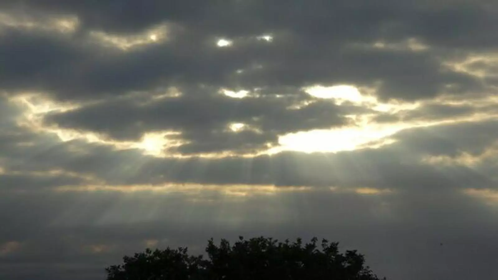 El sol intentant guanyar la partida als núvols