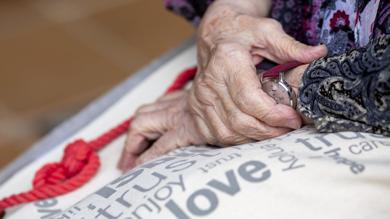 Les mans d’una resident d’un centre geriàtric de Girona, en una imatge d’arxiu.