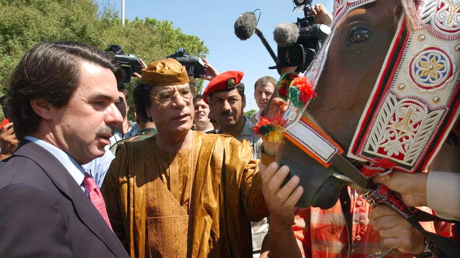 L'expresident Aznar amb Gadafi l'any 2003 / BERNARDO RODRIGUEZ / EFE