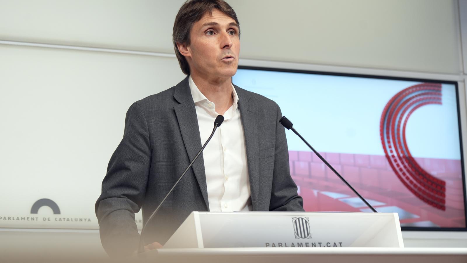 Junts spokesperson, Salvador Vergés, at the press conference this Tuesday.