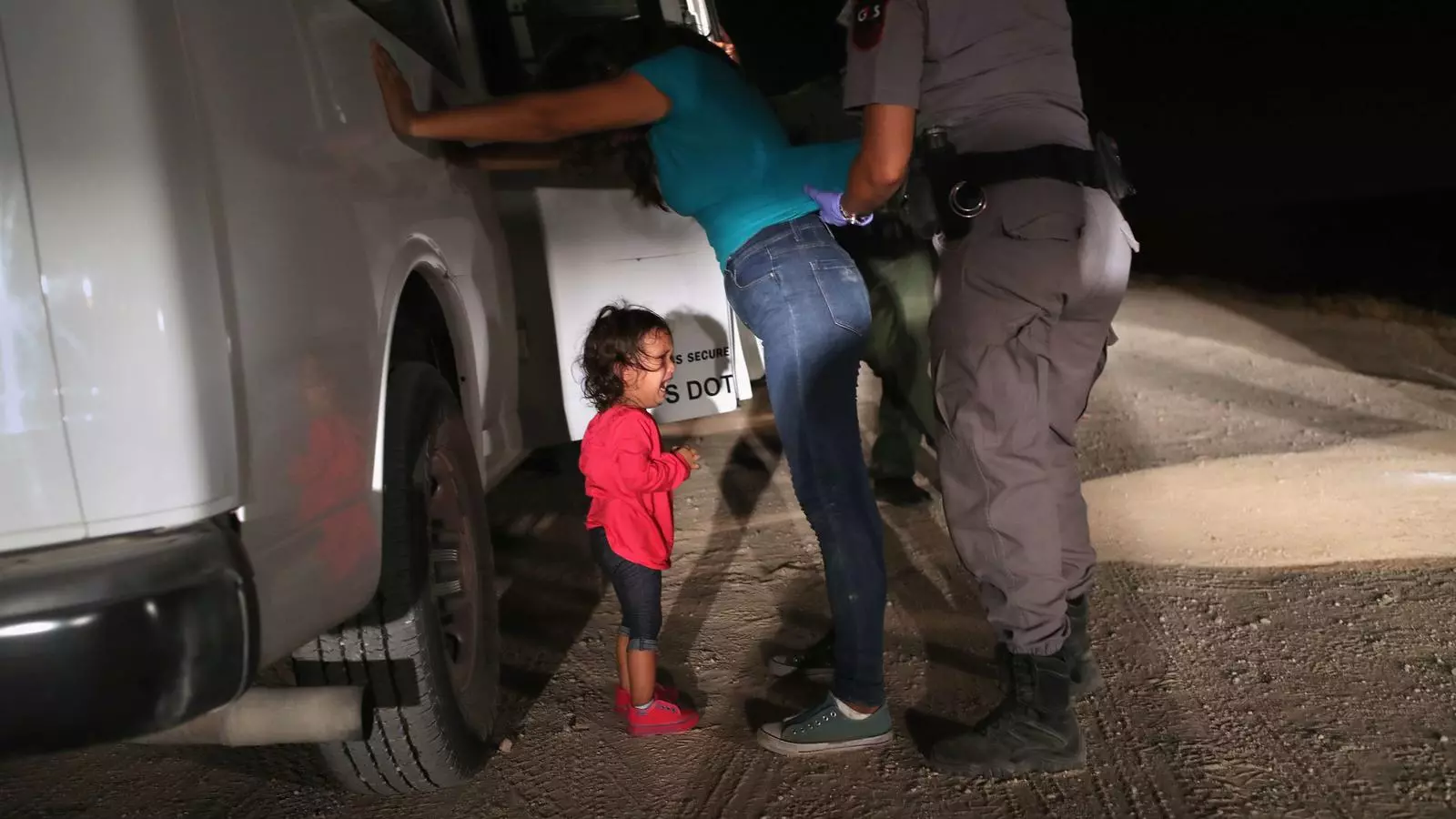 01. ELS NENS PERDUTS DE TRUMP. L’enduriment de les polítiques migratòries per part de Trump ha convertit la frontera sud dels Estats Units en un dels punts calents de l’any. La imatge d’una nena hondurenya plorant mentre escorcollen la seva mare va donar la volta al món. Després es va saber que molts d’aquests nens eren separats dels seus pares