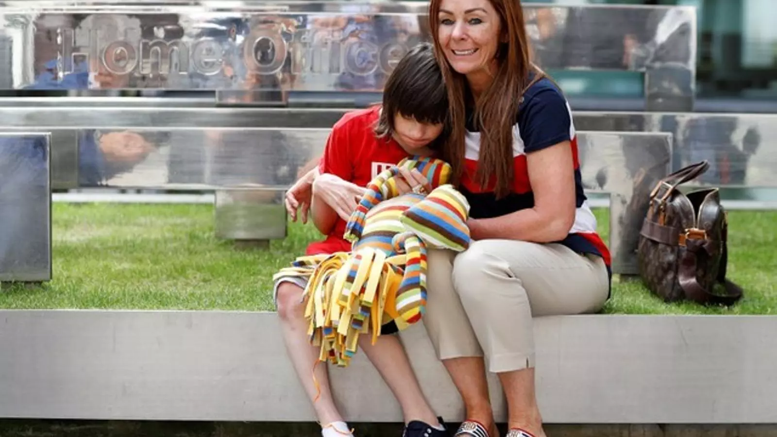 Charlotte Caldwell, i el seu fill Billy, al ministeri de l'Interior durant una reunió per demanar el canvi de la llei